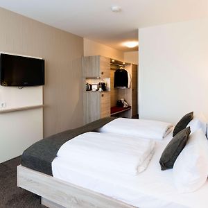 Zimmer mit Kingsize-Bett
